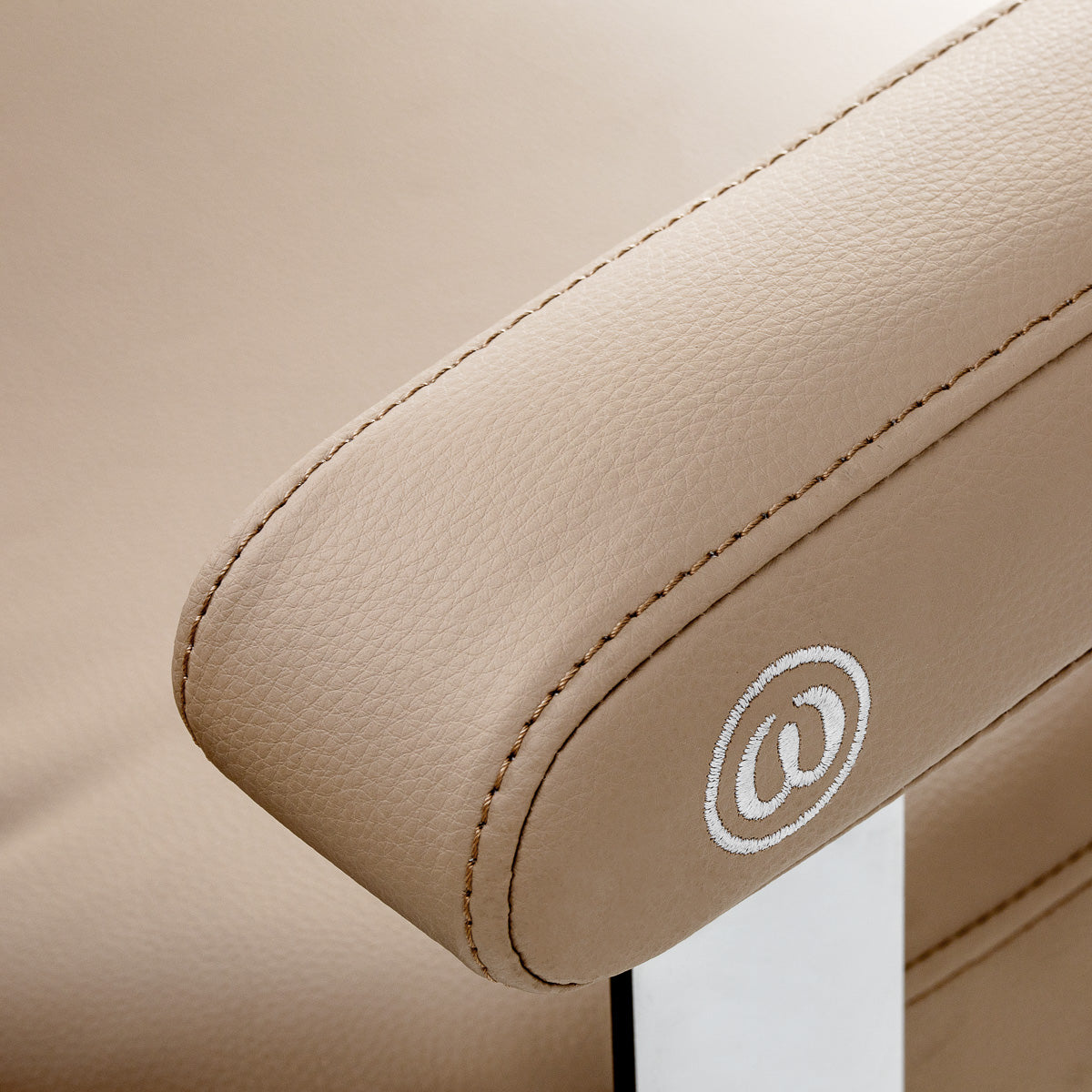 braccioli-ergonomici-imbottiti-poltrona-parrucchiere-beige