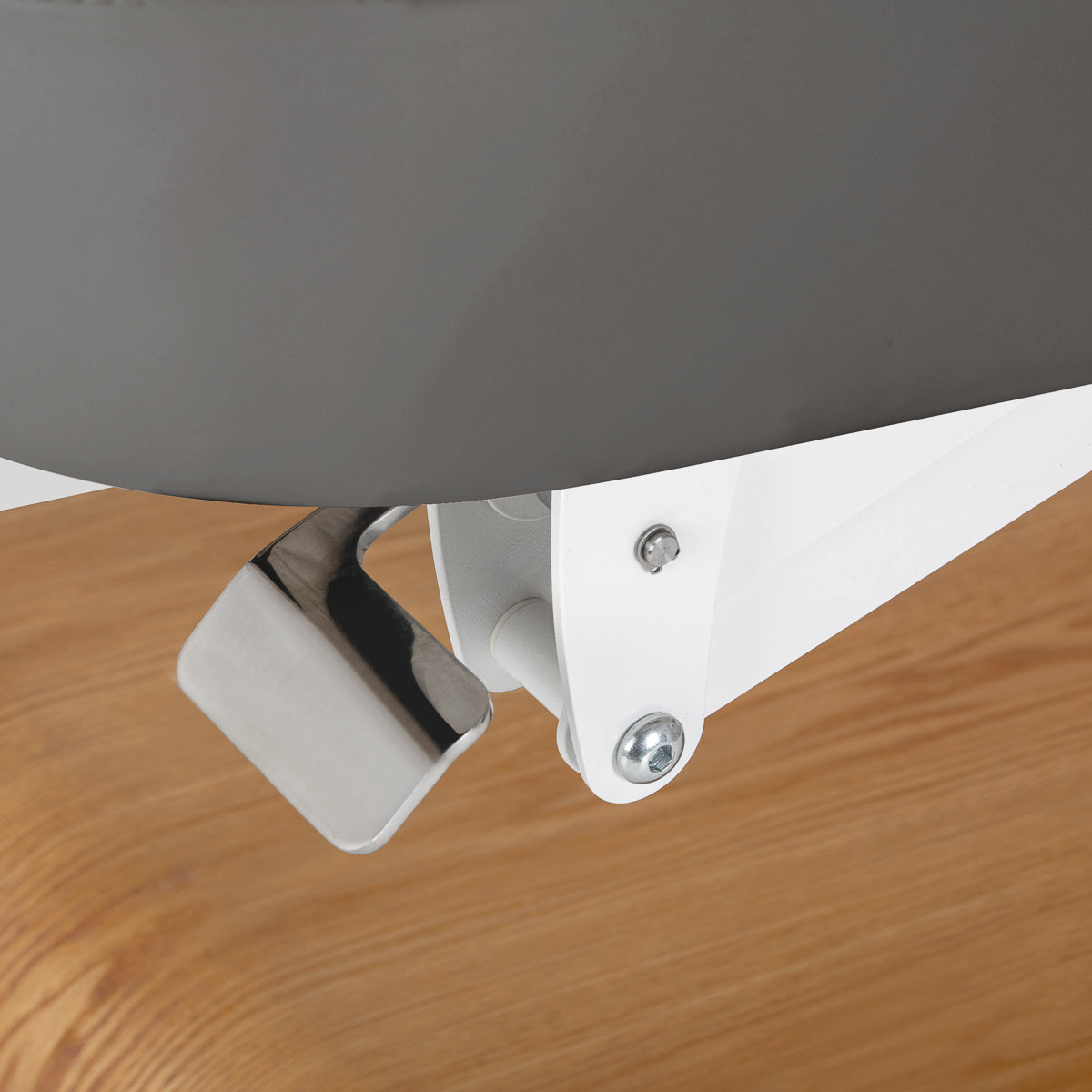 lettino-elettrico-sillon-relax-grigio-dettaglio-staffa-regolazione-cromata