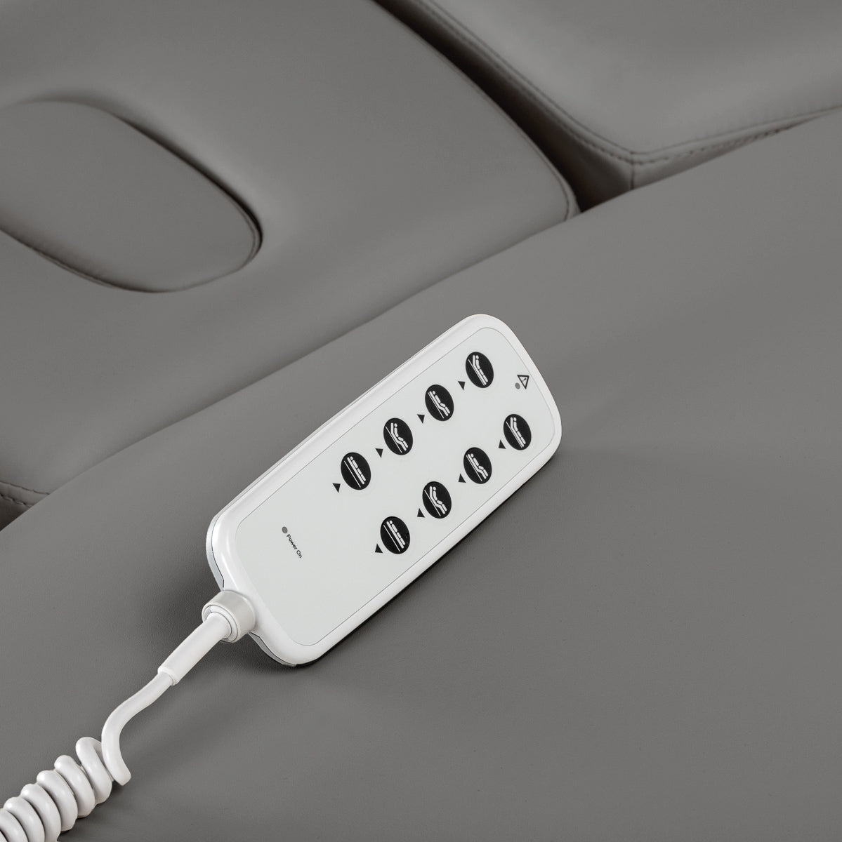 lettino-elettrico-sillon-relax-grigio-dettaglio-telecomando-sul-cuscino