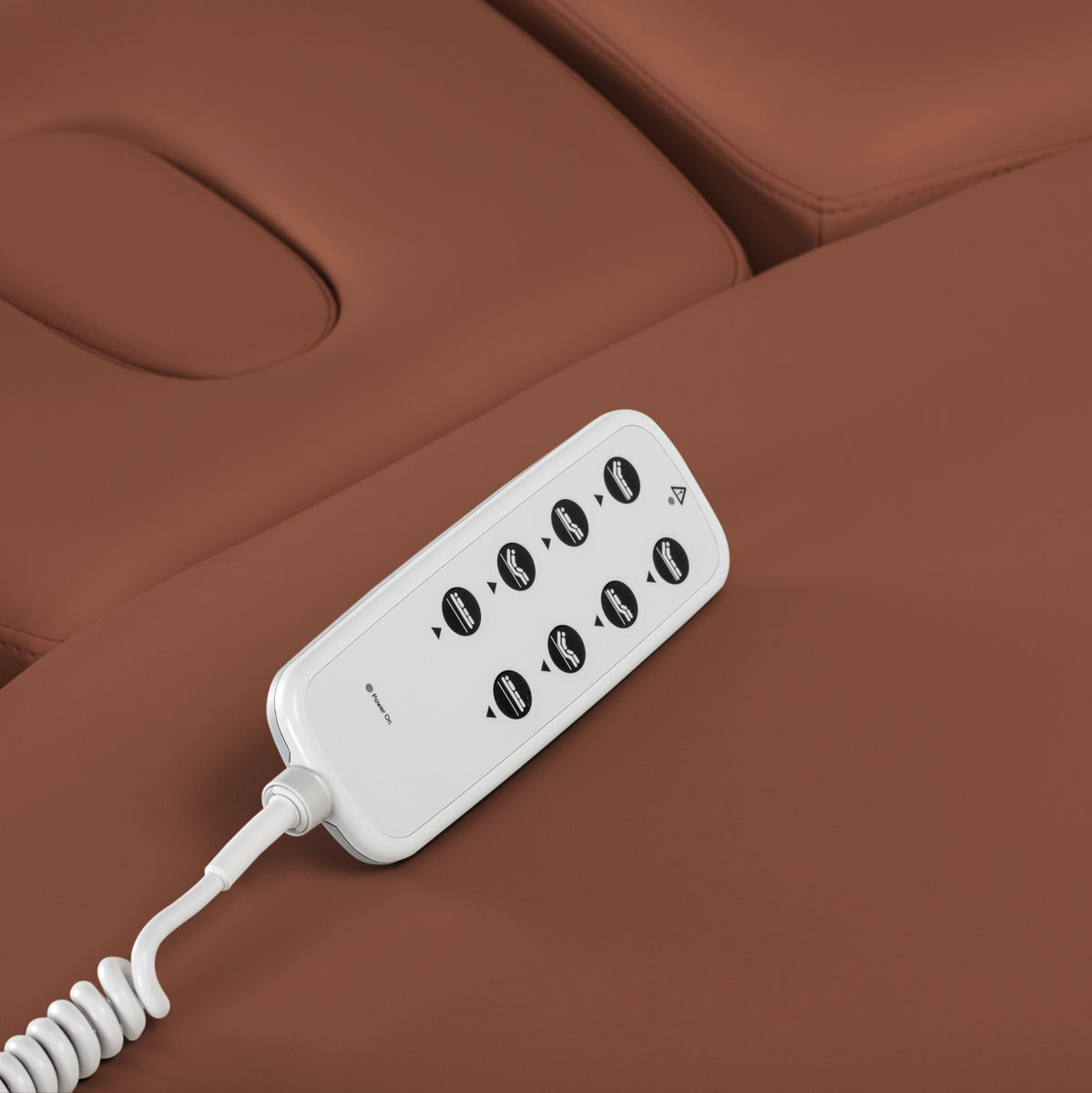 lettino-elettrico-sillon-relax-marrone-dettaglio-telecomando-sul-cuscino